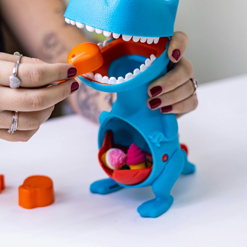 Kostenloses Stock Foto zu aktivitätsspielzeug, blau und orange, blauer dinosaurier